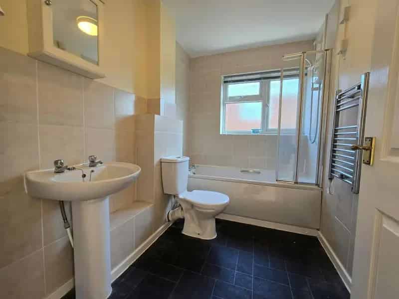 2-Bed Refurbished Apartment Near Wylde Green Station