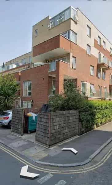 2-Bed Flat Near Transport Links and Amenities