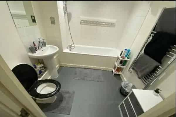 New Build Apartment with Private Parking Near Schools and Parks