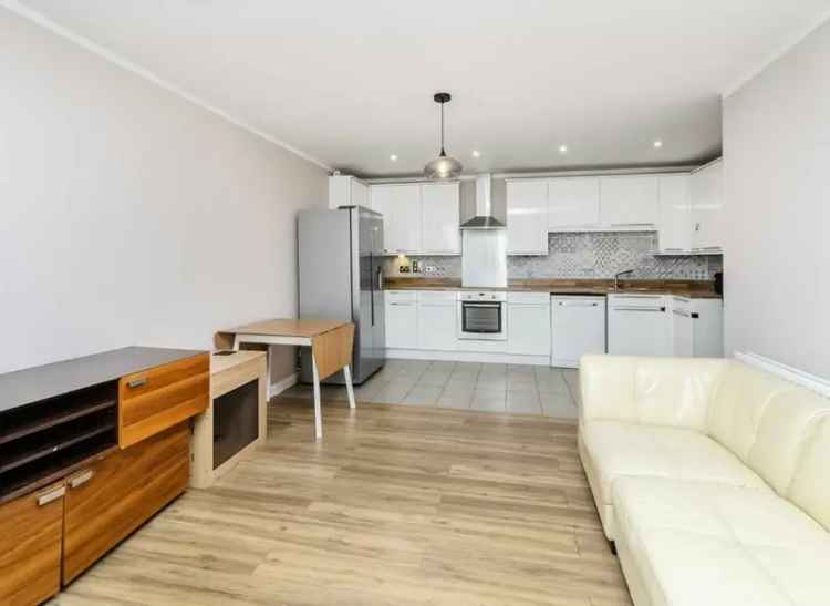 Immaculate 2-Bedroom Flat Near Brentford Station