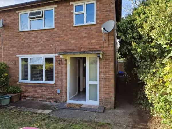 2 Bedroom Semi-Detached House Large Gardens Quiet Cul-De-Sac