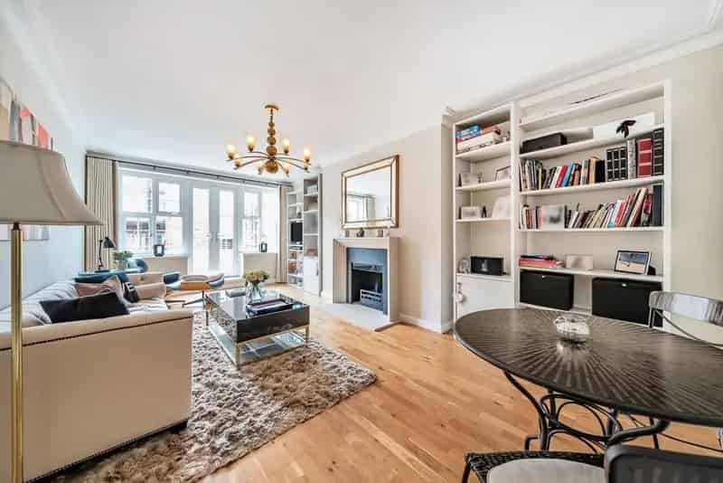 Large One Bedroom Art Deco Flat with Two Balconies