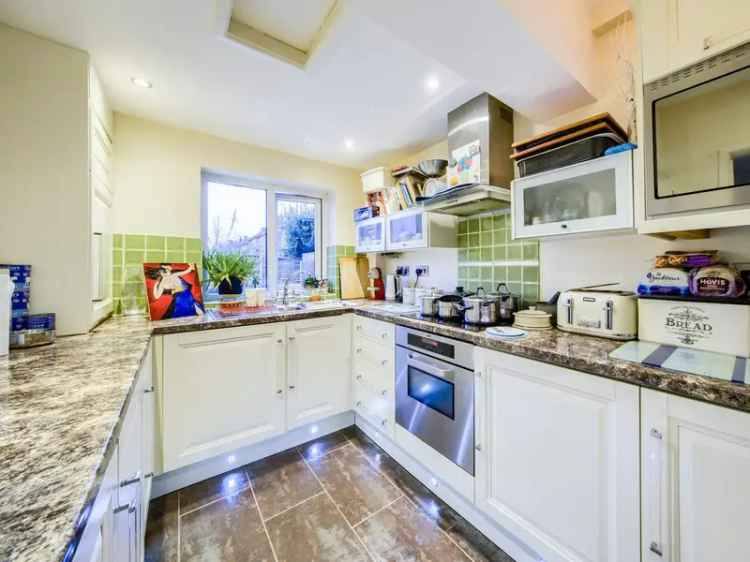 Flat For Sale in Stratford-on-Avon, England