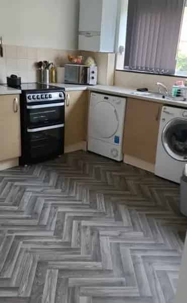 Large 2-Bed Flat with Walk-in Shower Ample Parking and Outside Space