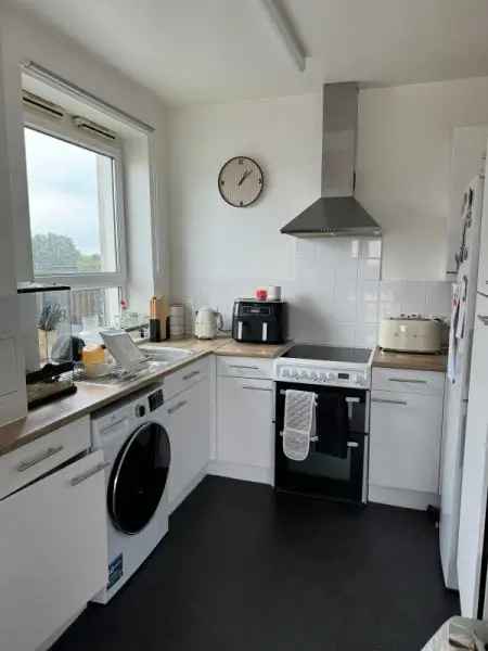 Flat For Rent in Mole Valley, England