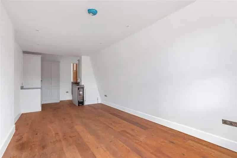 2 Bed Flat for Sale Wimbledon - High-End Finish, Share of Freehold