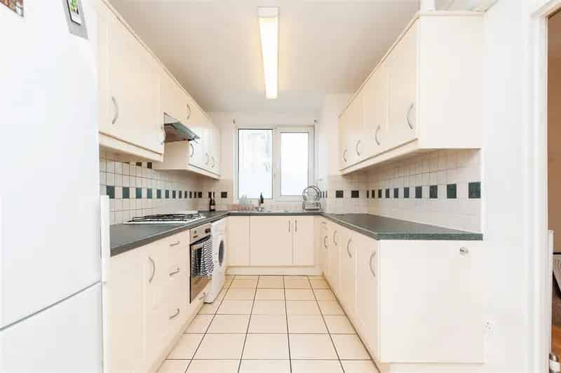 3 Bedroom Split Level Maisonette To Rent