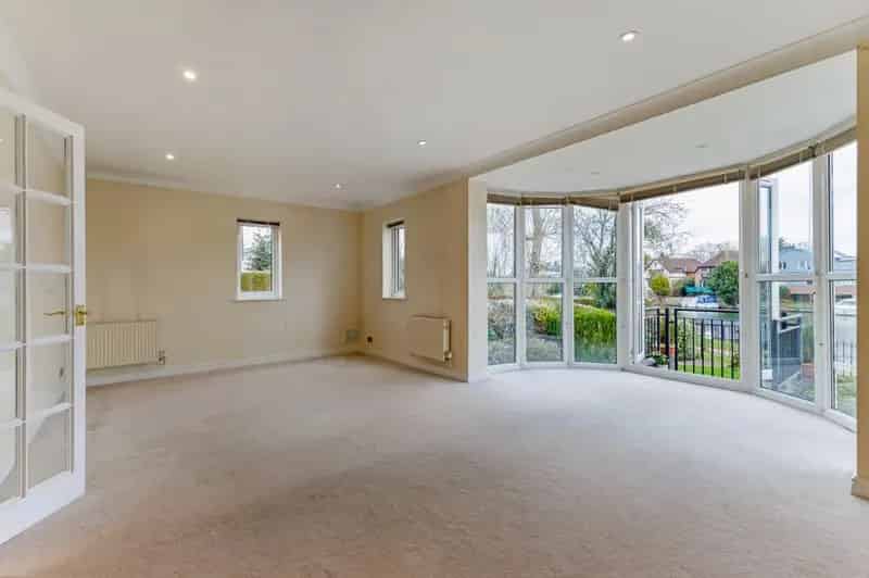 2 Bedroom River Thames Apartment Old Windsor