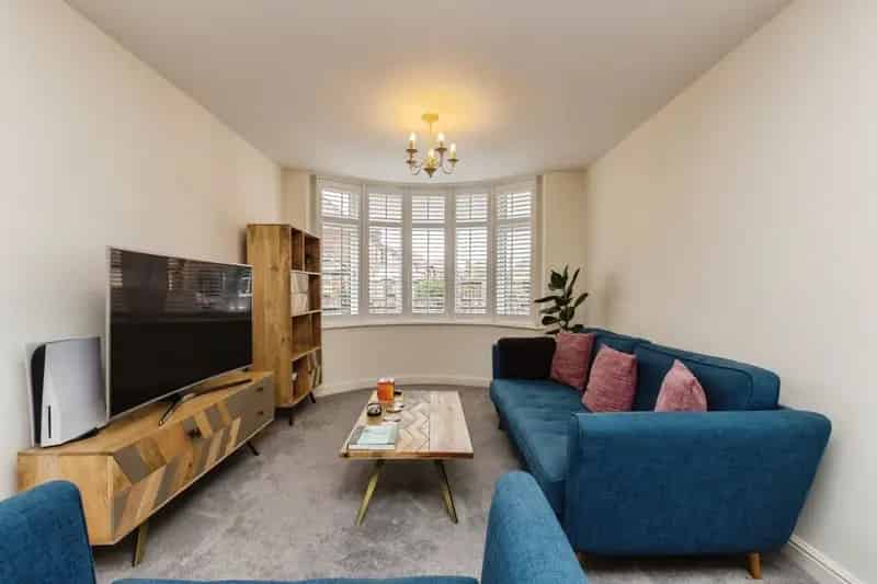 3 Bed House with Conservatory Garage and Garden
