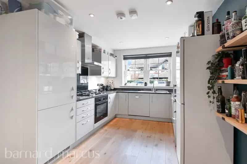 4-Bedroom Mid-Terraced House Near Northern Line