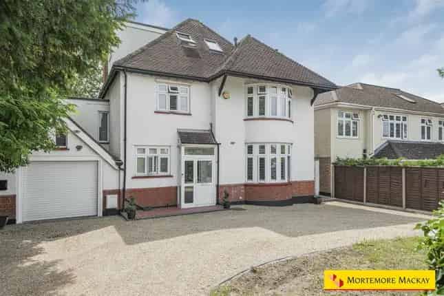 Detached House for Sale in London N21 Eversley Park Road