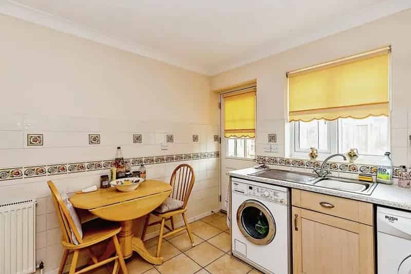 2 Bedroom Detached Bungalow Near Town Centre