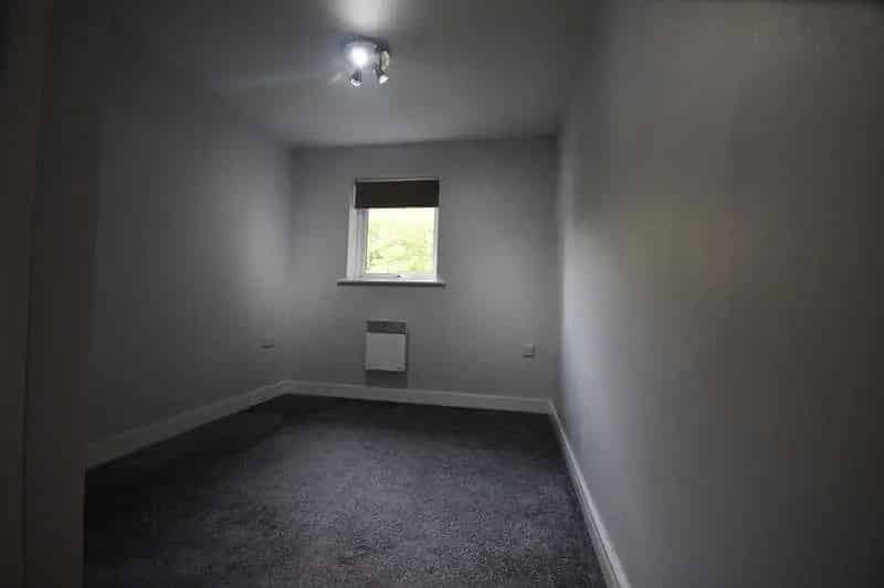 2 Bed Flat Near Sandwell Station Newly Refurbished