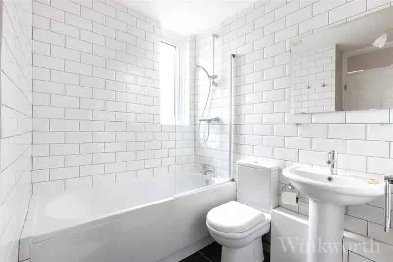 2 Bedroom Maisonette London - Stunning Home with Two Balconies