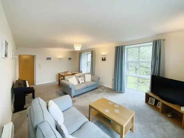 2 Bedroom Flat For Sale in Mossley