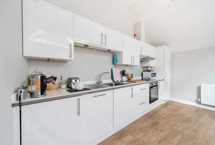 3 Bedroom Apartment to Rent High Street Available Now