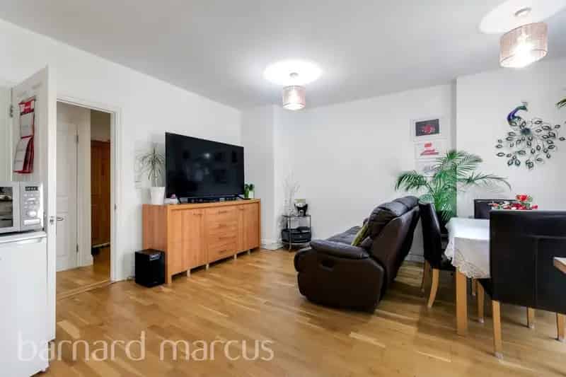 Stylish Two-Bedroom Apartment Croydon - First Time Buyers & Investors
