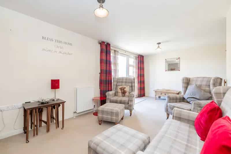 Spacious 2-Bed Ground Floor Apartment near Amenities