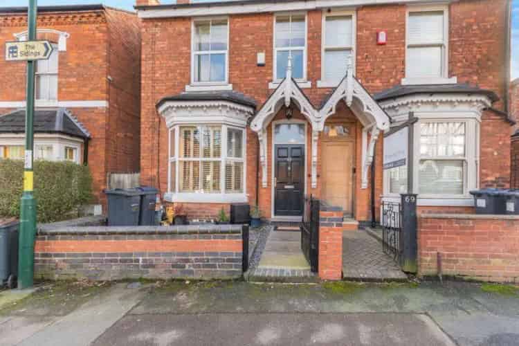 3 Bedroom Semi Detached 1930s Villa For Sale