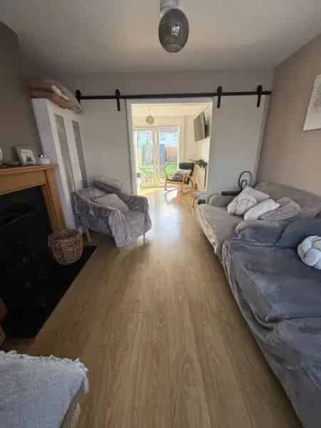 3 Bedroom House Driveway Garden Great Neighbours