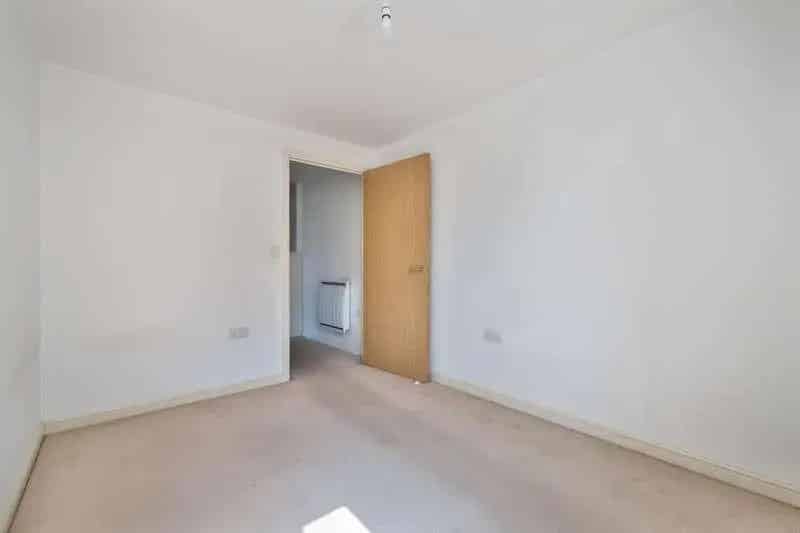 2 bed flat for sale