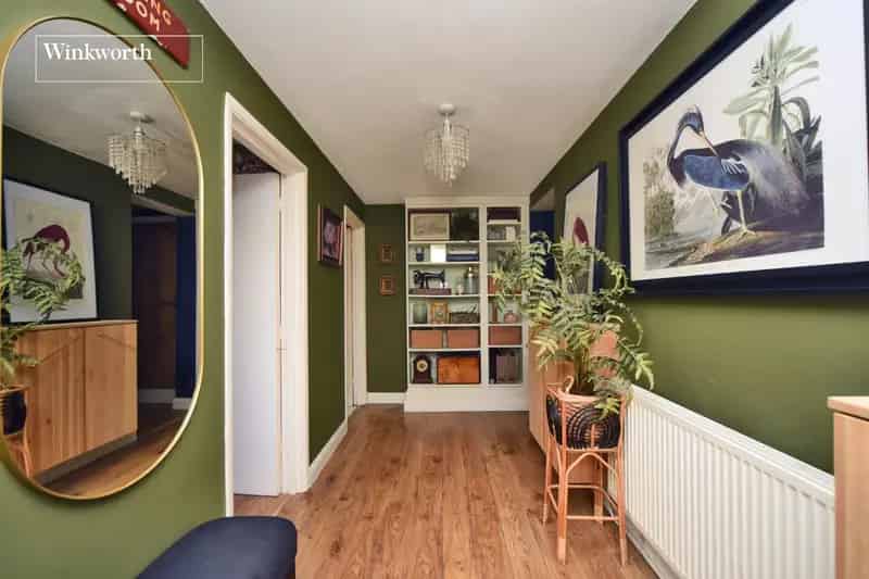 1 Bedroom Apartment Sutton - Stylish Flat with Parking and Potential Extra Room