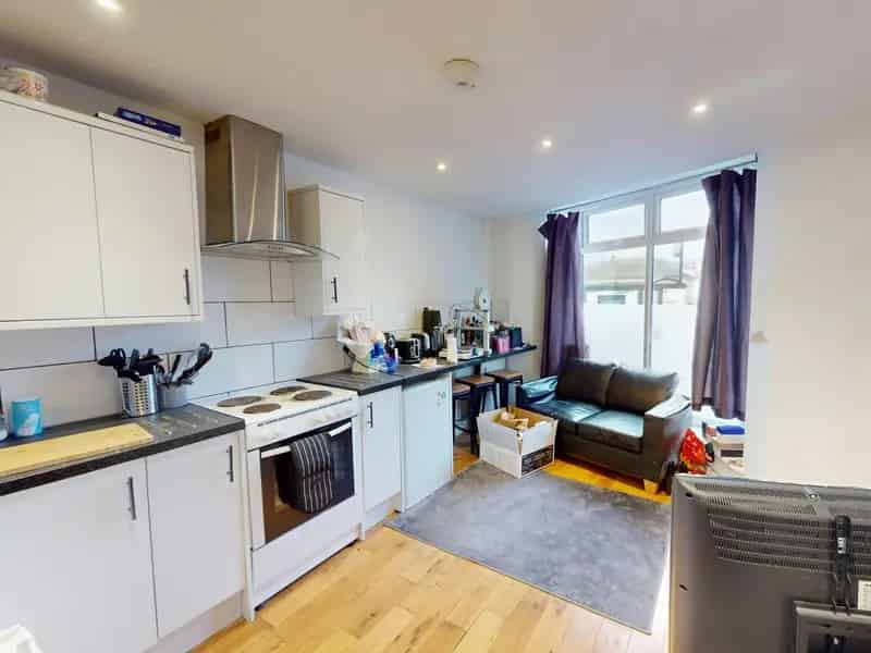 Stunning Two-Bedroom Flat with Private Garden Near Universities