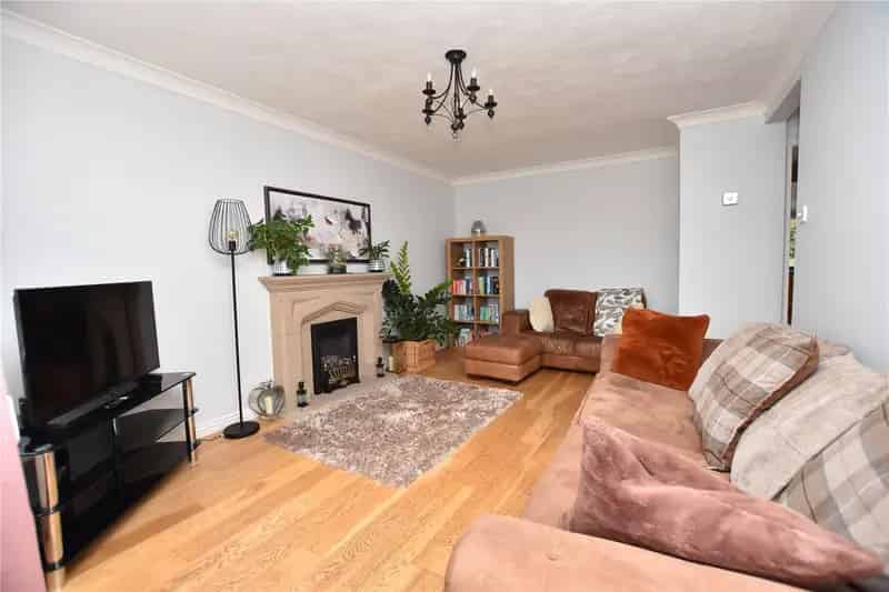 Spacious Extended Family Home Near Millennium Woodlands