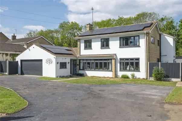 Ferndown House: Sustainable Family Home with Hot Tub and Play Area