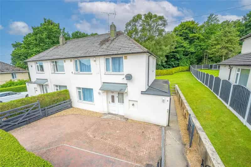 3 Bedroom House with Large Garden and Off Street Parking