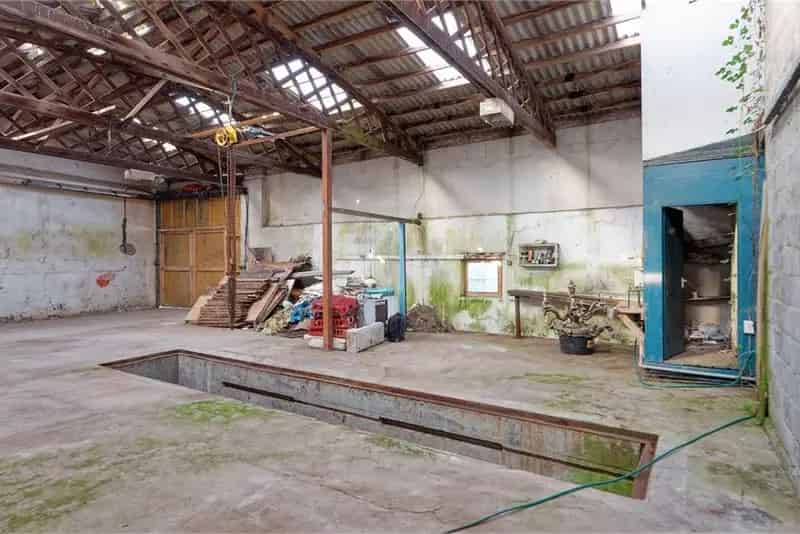 Large Commercial Unit with Planning Permission for House Conversion