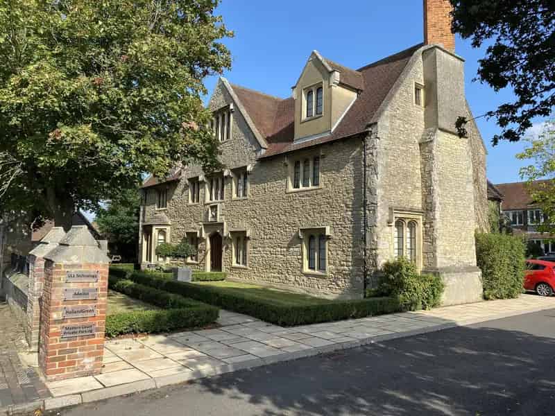 Exceptional Office Building 3390 Sq Ft High Quality Fit Out 8 Car Spaces