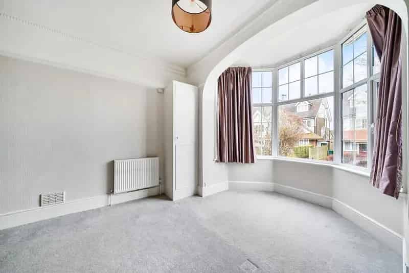 One Bedroom Ground Floor Maisonette with Private Garden