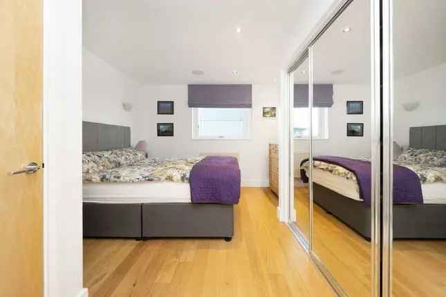 Luxury 3-Bed Apartment Wapping High Street