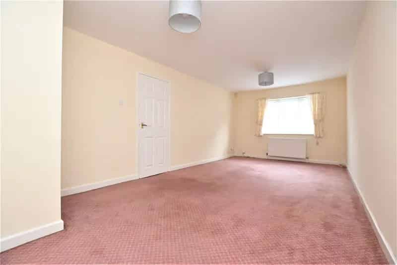2 Bed Flat Beeston Recently Redecorated Parking Available