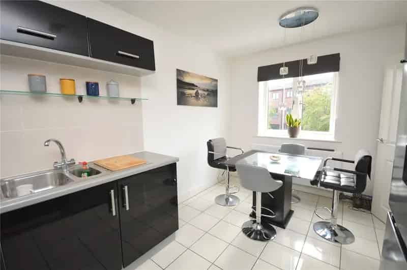 3 Bed 3 Bath End Town House Near Leeds City Centre