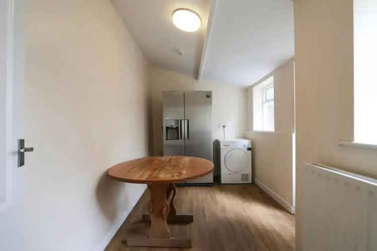 8 Bedroom Semi Detached House Near Amenities