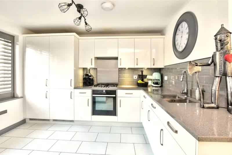 Spacious 3 Floor Family Home with Garden and Parking