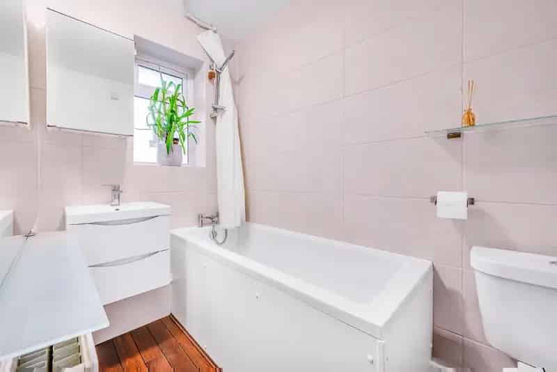 One Bedroom Flat for Sale - 525 sq ft - Chain Free