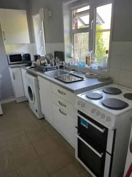Ground Floor Maisonette with Private Garden and Convenient Access to Town