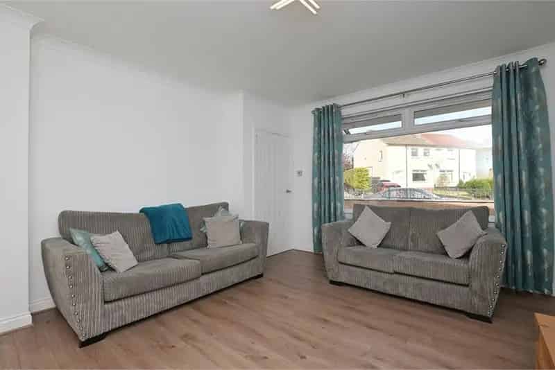 2 Bed Semi Detached House with Modern Kitchen and Garden