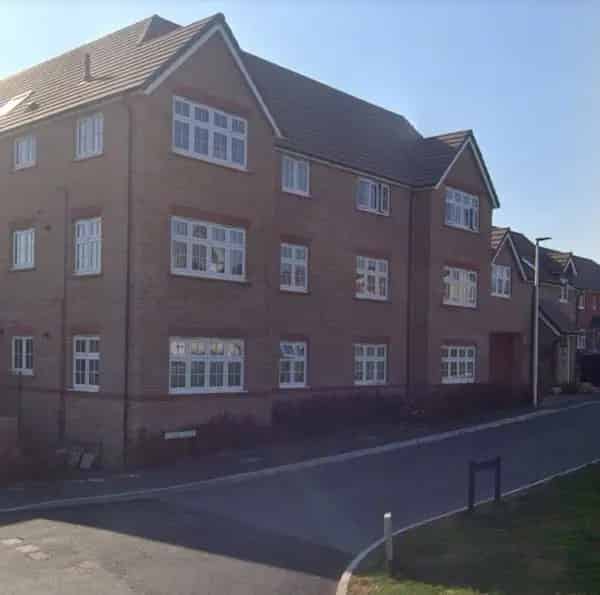 2-Bed Flat Newton Abbot Devon Communal Garden Parking Family Home