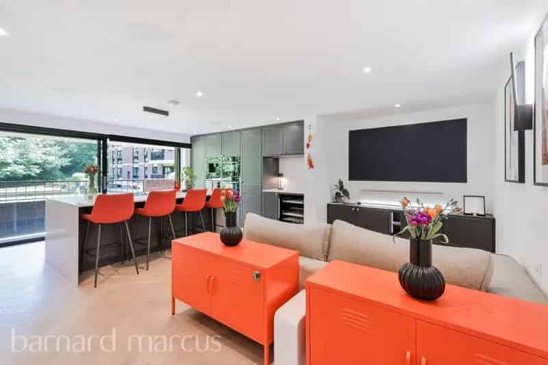 Stunning 2-Bed Flat in Epsom with Private Balcony and Parking