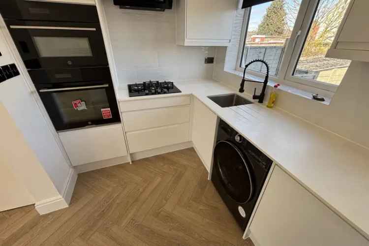 3 Bedroom House Refurbished White Goods Driveway Parking Garden