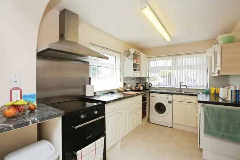4 Bed Family Home with Large Garden and Garage