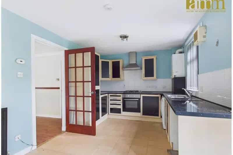 2 Bed Terraced House Paisley - Modern Kitchen Family Home