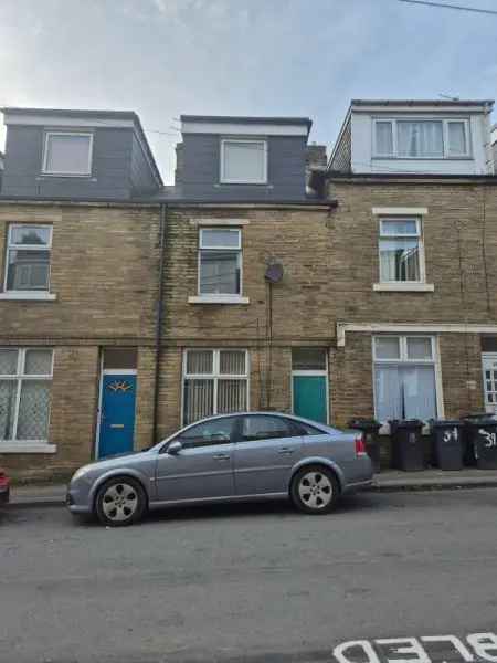  For Rent in Dewsbury Road, Wakefield, England