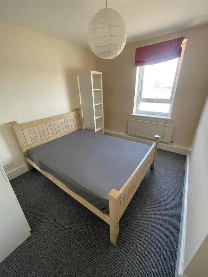 2 Bedroom River Thames Apartment with Parking