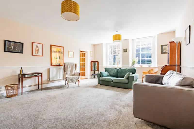 3 Double Bedroom Garden Flat for Sale
