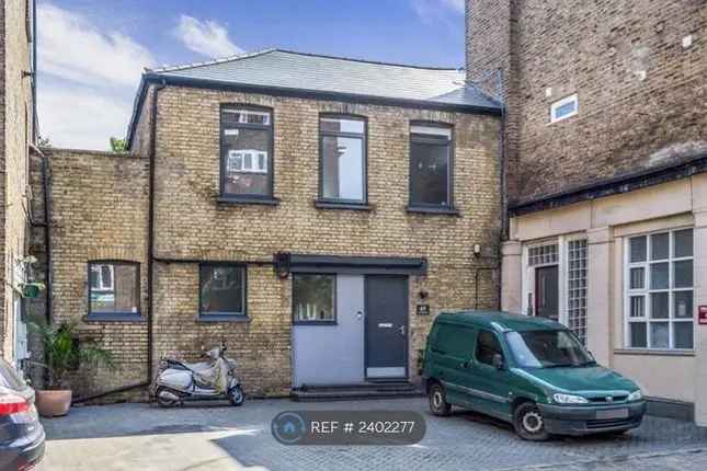 Terraced House to Rent in London N16